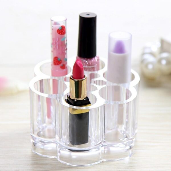 7001 acrylic cosmetic organizer 3825 91977148 da02d36162093bbe449920b3b1c81661 - Drzac pribora za sminku je praktican i zanimljivog dizajna. Prelepo ce izgledati na Vasem kozmetickom stolu ili odeljku za kozmetiku u kupatilu. Ovaj stalak ima sest odeljaka u koje mozete staviti vaze omiljene karmine i sjajeve za usne. Takodje je namenjen i za drzanje korektora, olovaka za sminkanje i maskara. Stalak za ruzeve i ostalu sminku je izdradjen od kvalitetnog i providnog materijala, sto Vam omogucava da ga jednostavnije odrzavate.  