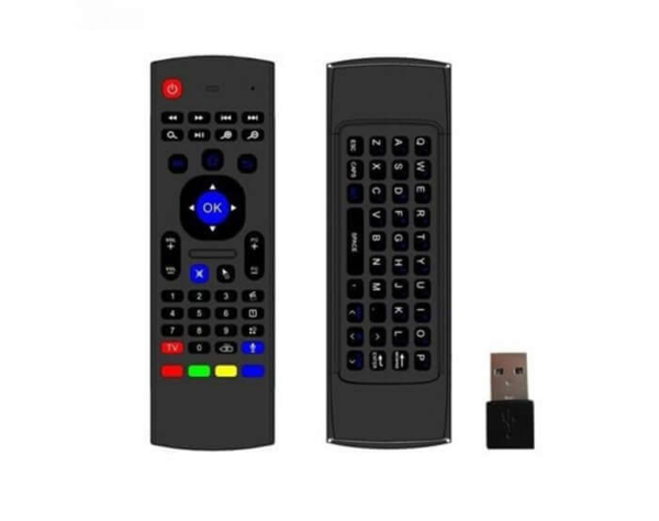 daljinski - Univerzalni smart daljinski je ujedno mis, tastatura i daljinski. Moze se koristiti za PC, laptop, tablet, projektor, media pleyer, a namenski je dizajniran za Android tv box, set-top box, Smart TV uredjaje. Povezuje se Wireless konekcijom na 2,4GHz preko USB adaptera i domet do 15m. Nije potrebna nikakva instalacija. Koristi 2 AAA baterije. Ovaj daljinski poseduje odlican ziroskopski senzor koji radi po 3 ose, pa uz Anti-shake algoritam i laganim pomeranjem iz zgloba precizno kontrolise strelicu misa. Uz pomoc ovog daljinskog jednostvanije cete pretrazivati omiljene YouTube snimke, brze cete otkucati pojmove koji Vas zanimaju i dozivecete potpuno novo korisnicko iskustvo. Svi proizvodi u nasoj punudi su novi, testirani i fabricki upakovani. Fotografije su veran odraz proizvoda.