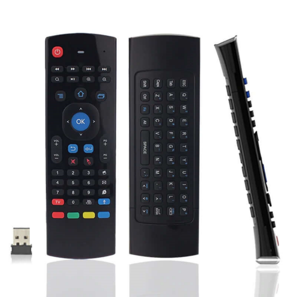 daljinski smart - Univerzalni smart daljinski je ujedno mis, tastatura i daljinski. Moze se koristiti za PC, laptop, tablet, projektor, media pleyer, a namenski je dizajniran za Android tv box, set-top box, Smart TV uredjaje. Povezuje se Wireless konekcijom na 2,4GHz preko USB adaptera i domet do 15m. Nije potrebna nikakva instalacija. Koristi 2 AAA baterije. Ovaj daljinski poseduje odlican ziroskopski senzor koji radi po 3 ose, pa uz Anti-shake algoritam i laganim pomeranjem iz zgloba precizno kontrolise strelicu misa. Uz pomoc ovog daljinskog jednostvanije cete pretrazivati omiljene YouTube snimke, brze cete otkucati pojmove koji Vas zanimaju i dozivecete potpuno novo korisnicko iskustvo. Svi proizvodi u nasoj punudi su novi, testirani i fabricki upakovani. Fotografije su veran odraz proizvoda.