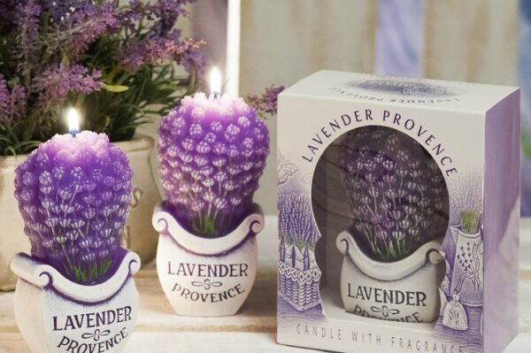 eng pl Bartek Candles Lavender Provence bouquet lavender fragrance 14cm high in a box 9682 2 - Fantasticna, kvalitetna mirisljava sveca koja dekorise Vas prostor i siri umirujuci i opustajuci miris lavande. Ova sveca je napravljena od najkvalitetnijeg voska i esencijalnog ulja. Jako je vazno da boravite u prostoriji u kojoj je upaljena sveca. Ova sveca dolazi u dekorativnom pakovanju, pa moze biti i sjajan poklon.