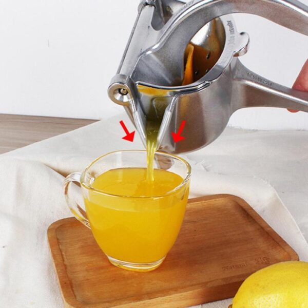 DIY Fruit Juicer Manual Stainless Steel Mini Citrus Juicer Orange Lemon Fruit Squeezer Grinder fresh juice - Fruit press ručni sokovnik je cediljka kojom možemo cediti voće kako bismo napravili zdrav i potpuno prirodan napitak. Veoma je lak za upotrebu. Jednostavno isecite Vašu omiljenu voćku na komade (npr narandža, grejp, limun) ubacite u presu, pritisnite i dobijate odmah napitak za piće. Nakon toga, potrebno je da presu isperete pod mlazom tople vode i sve je gotovo u roku od par minuta. Spremni ste da uživate u Vašem omiljenom ceđenom soku!