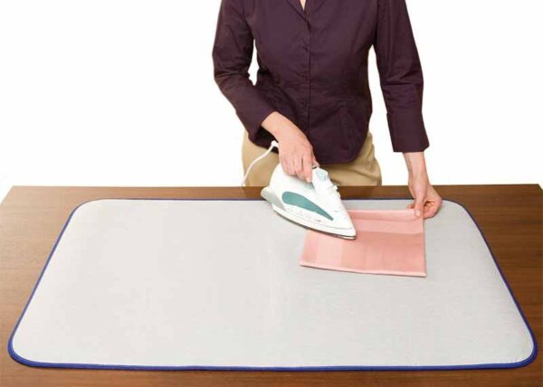 portable ironing pad – prenosiva prostirka za peglanje - Ova prenosiva prostirka za veš - Iron express će učiniti da Vaše peglanje bude mnogo brže i jednostavnije gde god se nalazili. Olakšaće Vam proces peglanja bilo koje vrste odeće - od malih odevnih komada do onih znatno većih. Materijal same prostirke je otporan na vlagu i druga isparenja. Praktična je jer je prenosiva pa Vam neće zauzimati puno mesta u koferu ili većem ruksaku. Nije preporučljivo pranje u veš mašini kao ni sušenje u mašini za veš.