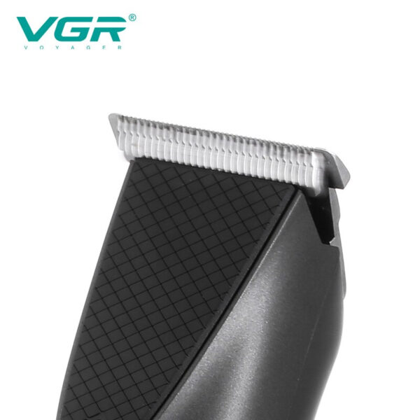 6 8 - Ova bežična mašinica za šišanje VGR V - 925 je veoma precizna i laka za upotrebu. Možete je koristiti za sređivanje brkova i brade i za stilizovanje i skraćivanje kose. Idealna je korišćenje kod kuće ili za profesionalnu upotrebu u frizerskom salonu. Oštrice su napravljene od nerđajućeg čelika i dolazi sa 3 nastavka (1mm, 3mm, 5mm). Dimenzije mašinice su 15,2x4x3,4cm. Možete je koristiti 120 minuta, a samo punjenje mašinice traje oko 90 minuta.