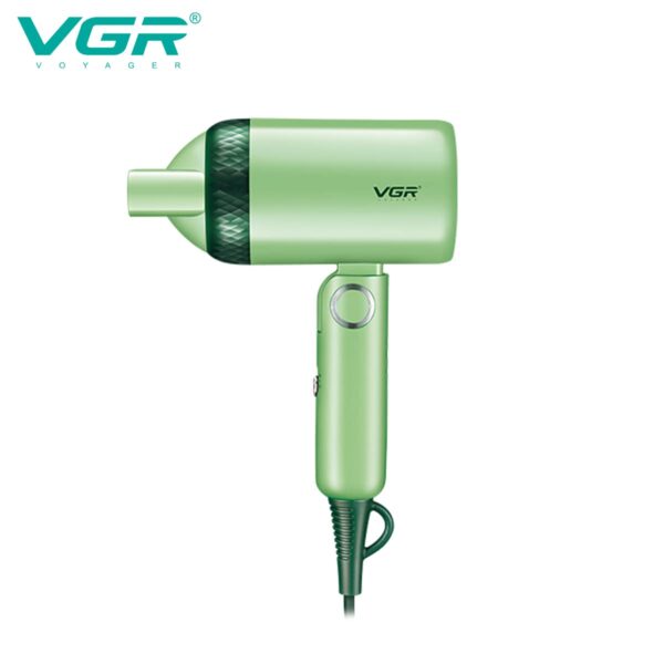 41CiOtWlaPL. SL1200 - VGR V-421 je profesionalni fen za kosu visokog kvaliteta. Njegova ionska tehnologija sprečava stvaranje statičkog elektriciteta, omogućujući kosi da ostane meka i glatka. Fen ima 3 podešavanja temperature i brzine, što vam omogućava da prilagodite njegov rad u skladu sa vašim potrebama. Takođe dolazi sa difuzorom za sušenje kovrčave kose i koncentratorom za preciznije sušenje. Ergonomski dizajn i lagana konstrukcija čine ovaj fen udobnim za korišćenje, čak i tokom dužeg sušenja kose. Takođe ima dugotrajni AC motor koji garantuje dugovečnost i izdržljivost proizvoda. VGR V-421 je odličan izbor za profesionalnu upotrebu ili za svakodnevno sušenje kose kod kuće.
