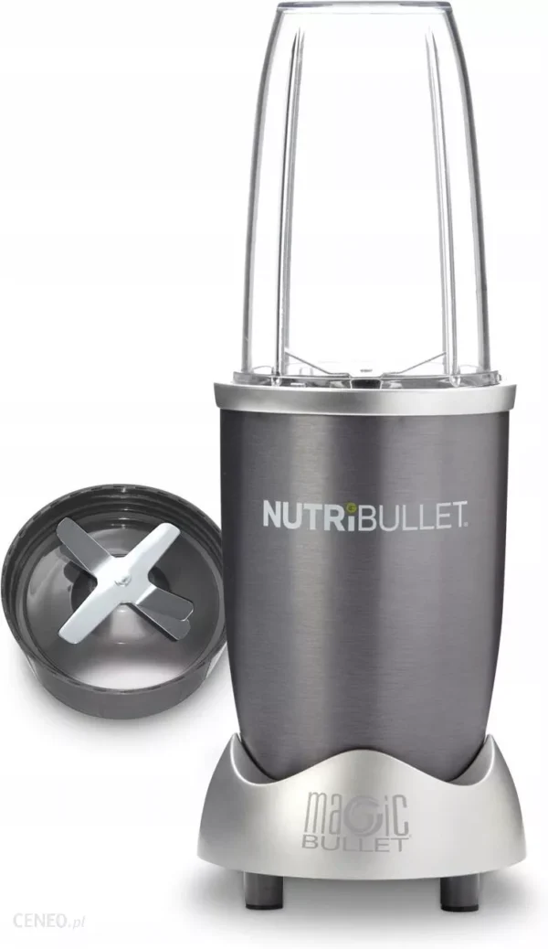 a4ed9135 1179 451a bc96 ff2020dd9463 i delimano ekstraktor nutribullet 600 xxl 1000051837 - Magic Bullet Nutribullet je kompaktan i moćan blender namenjen za pripremu ukusnih i hranljivih smutija, sokova, sosova i drugih napitaka. Ovaj blender je popularan zbog svoje lakoće upotrebe, brzine i efikasnosti u pripremi zdravih obroka. Opremljen snažnim motorom, Nutribullet omogućava lako mešanje sastojaka za pripremu hranljivih obroka za samo nekoliko sekundi. Dolazi sa tri različite veličine kontejnera, što omogućava korisnicima da pripreme različite količine hrane za različite potrebe. Nutribullet se može koristiti za pripremu ukusnih i zdravih obroka u bilo koje doba dana. Možete ga koristiti za pripremu smutija od voća i povrća, biljnih napitaka, proteinskih šejkova i drugih zdravih napitaka.