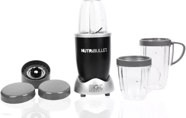 b21d430a 5504 4bf4 9587 56257b080c38 i delimano ekstraktor nutribullet 600 xxl 1000051837 - Magic Bullet Nutribullet je kompaktan i moćan blender namenjen za pripremu ukusnih i hranljivih smutija, sokova, sosova i drugih napitaka. Ovaj blender je popularan zbog svoje lakoće upotrebe, brzine i efikasnosti u pripremi zdravih obroka. Opremljen snažnim motorom, Nutribullet omogućava lako mešanje sastojaka za pripremu hranljivih obroka za samo nekoliko sekundi. Dolazi sa tri različite veličine kontejnera, što omogućava korisnicima da pripreme različite količine hrane za različite potrebe. Nutribullet se može koristiti za pripremu ukusnih i zdravih obroka u bilo koje doba dana. Možete ga koristiti za pripremu smutija od voća i povrća, biljnih napitaka, proteinskih šejkova i drugih zdravih napitaka.