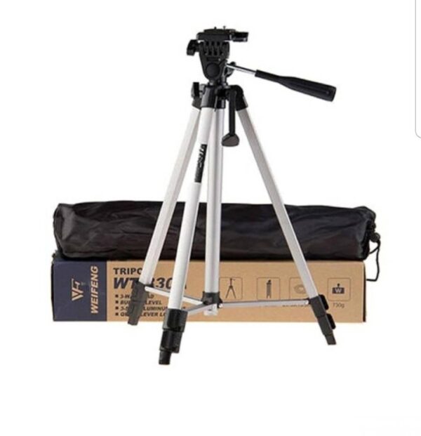 121227442 6115493dc8c5f0 895594111628784925766 - Podesiv stativ-tripod za fotoaparate, kamere i mobilne telefone Kompatibilan je sa svim vrstama digitalnih fotoaparata i kamera koje teže manje od 3kg Mehanizam nogu omogućava fotografima da se postave u savršenu poziciju glatkim, brzim pokretom, što im daje slobodu da se fokusiraju na sam čin Dodatak, torba za nošenje Minimalne visine oko 50cm, maksimalne 133cm Sa rotacijom i ojačanjima Moze se koristiti sa velikim brojem modela uređaja svih proizvođača Pouzdan i lagan za nošenje za putovanja Materijal: aluminijum i plastika