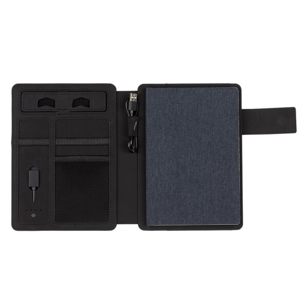 3427120 002 - Portfolio sa notesom A5 sa tekstilnom oblogom i pomoćnom baterijom 5.000 mAh, izlaz 5V / 2.1A i USB kablom, postoljem za telefon, dodatnim džepovima i držačem za olovku, u poklon kutiji