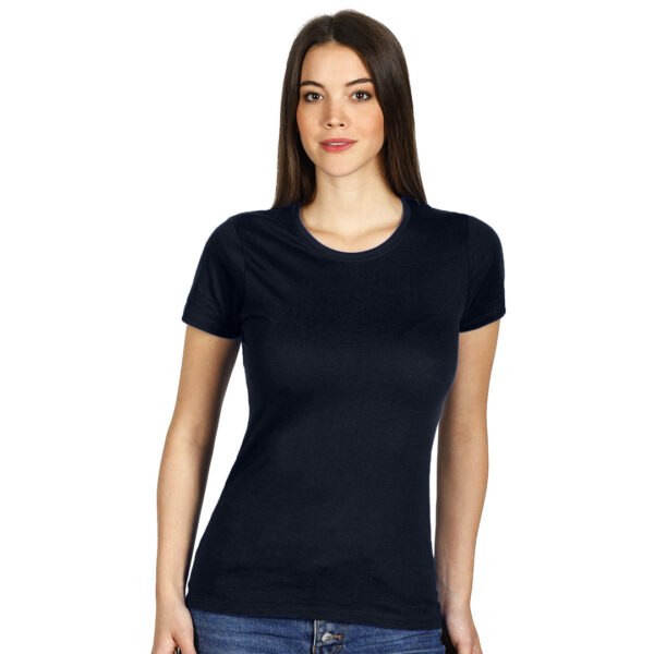 5006420 001 - Ženska majica, blago strukirana, šivena iz tube, dupli štepovi na renderu, rukavima i dnu, dodatni štepovi duž ramena, okovratnik ojačan trakom
