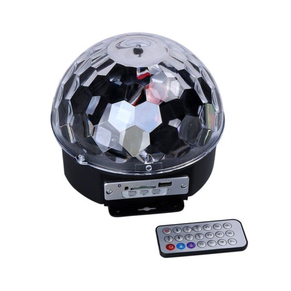 62102901 1 zoom 1 - MP3 LED DISKO kugla + USB + daljinski 6 led dioda, potpuni koloritet Idealna stvar za bendove, kucne proslave, kafice, klubove, decije igraonice i sve ostalo gde je potrebano stvoriti svetlosne efekte, pokriva veoma veliku povrsiunu Prečnik: 17cm U samom uređaju se nalazi i elektromotor koji pokreće ploču na kojoj se nalaze sest led diode (crvena, plava i zelena) i tako stvara efekat LightShow-a Na uređaju se nalaze i nosači tako da se može pričvrstiti na bilo koju površinu Pogodna za diskoteke, balske dvorane, barove, klubove, dečije igraonice, muzičke bendove. . . Led kristal magična lopta je nova vrsta proizvoda sa led tehnologijom, sa jakim plastičnim kućištem, kada je u režimu rada stvara efekat staklene lopte sa veoma snažnim kontrastima RGB boja U kompletu se nalazi:                                                                                                                        -Magic Ball / Led disko kugla -Daljinski upravljac