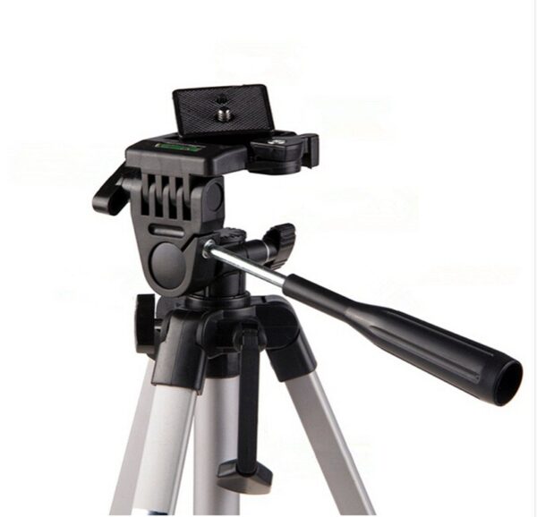 Funkcionalan - Novi Stativ Stalak TRIPOD 330A za slikanje i snimanje. Kompatibilan je sa svim vrstama telefona, kamera i digitalnih fotoaparata, težine manje od 2,5 kg. Stalak je prilagođen velikom broju modela mobilnih uređaja i kamera svih proizvođača. Pouzdan je i lagan za nošenje, pa ga možete poneti gde god želite.