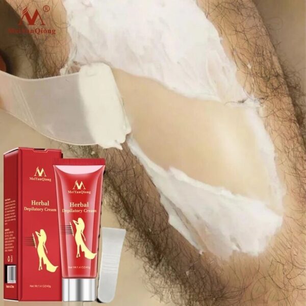 MEIYANQIONG Herbal Hair Removal Cream Painless Permanent Depilatory Cream Underarm Leg Hair Smooth Body Care Female.jpg Q90.jpg - Brzo, jednostavno i bezbolno uklanjanje dlačica: Krema za uklanjanje dlaka omogućava hranljivim materijama da prodre u folikule dlake, uklanja dlake prirodno i bezbolno, uklanja dlake iz korena i temeljno čisti kožu bez ikakvih tragova uklanjanja dlačica. Brzo omekšava i uklanja dlake sa tela, a traje oko 15 dana. Lako nanosi i čisti bez ostatka. Boca od 40 grama je laka za nošenje. Može se koristiti za uklanjanje dlačica na nogama, rukama, ispod pazuha i bikinija, pa čak i na licu. Pogodno za većinu tipova kože, čak i osetljiva koža može da ga koristi. Blag i neiritantan, pogodan za muškarce i žene. Način upotrebe: Nakon što navlažite područje koje treba depilirati blagim vlažnim peškirom, ravnomerno nanesite kremu na mesto uklanjanja dlaka, a zatim ravnomerno namesite kremu za depilaciju uz pomoć specijalnog alata i držite 5-8 minuta (u zavisnosti od debljine dlaka na telu). Nežno obrišite specijalnom špatulom (ili koristite peškir) duž suprotnog smera rasta dlake, a zatim očistite vodom. Paket sadrži: – 1x Krema za uklanjanje dlačica na biljnoj bazi – 1x špatulica za uklanjanje dlaka