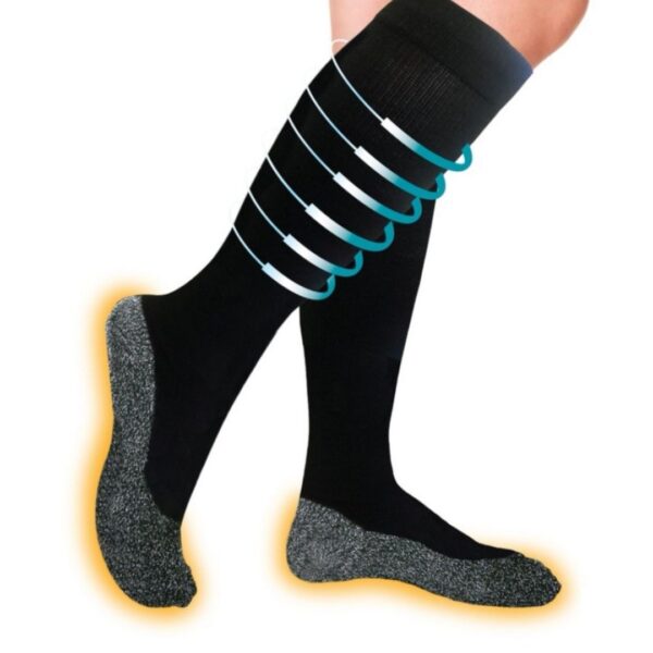 Nenaslovljeni dizajn 12 1 - Čarape protiv bolova protiv umora u kolenima i sprečavaju proširene vene Održava stopala i noge toplim i udobnim zadržavajući toplotu sopstvenog tela Kompresija podstiče cirkulaciju krvi kako bi se ekstremiteti zagrevali, a istovremeno se smanjio otok Dizajnirane su 3D tehnologijom tkanja, dodajući super meke aluminizovane niti u tkanu rastegljivu tkaninu koja vrši stalnu kompresiju na nogu i time poboljšava cirkulaciju u stopalu i podkolenici Smanjuju otok u nogama i osećaj težine i nelagodnosti Pružaju stalnu toplinu nogama Poliester, guma, spandeks i metalni konac Povećavaju vlažnost kože Poboljšavaju cirkulaciju Sprečavaju pojavu gljivica i bakterija Pogodne su i za dijabetičare