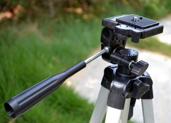 Pogodan za sve prilike - Novi Stativ Stalak TRIPOD 330A za slikanje i snimanje. Kompatibilan je sa svim vrstama telefona, kamera i digitalnih fotoaparata, težine manje od 2,5 kg. Stalak je prilagođen velikom broju modela mobilnih uređaja i kamera svih proizvođača. Pouzdan je i lagan za nošenje, pa ga možete poneti gde god želite.