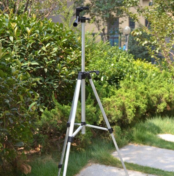 Praktican - Novi Stativ Stalak TRIPOD 330A za slikanje i snimanje. Kompatibilan je sa svim vrstama telefona, kamera i digitalnih fotoaparata, težine manje od 2,5 kg. Stalak je prilagođen velikom broju modela mobilnih uređaja i kamera svih proizvođača. Pouzdan je i lagan za nošenje, pa ga možete poneti gde god želite.