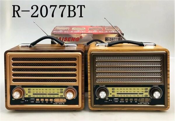 Retro radio - Raiseng R-2077BT RAM i flash bluetooth radio zvučnik Prenosni bežični radio zvučnik u usponu model R-2077BT Ulazna frekvencija je 50-60 Hz, a ulazni napon 110-220 volti Opremljen eksternom antenom za bolji prijem radio talasa, ima ručku za lakše nošenje i pomeranje Opskrba energijom putem gradske struje ili dve punjive baterije veličine 18650 sa kapacitetom baterije od 1200 mAh Mogućnost bežičnog povezivanja preko Bluetooth interfejsa, podrška za USB fleš memoriju i micro SD RAM radi reprodukcije sačuvanih fajlova Ima klasičan i prekrasan dizajn sa kućištem od plastike i drveta, koristi se fizičkim tipkama za upravljanje muzikom, radiom itd. Moguće je podržavati FM radio talase u frekvencijskom opsegu od 88-108 MHz, 530-1600 kHz AM radio talase i SW talase u frekvencijskom opsegu od 5,6-22 MHz.