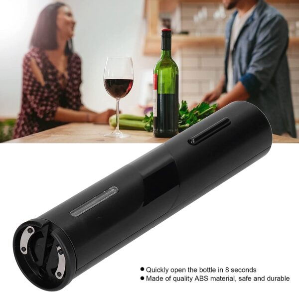 Set Cavatappi Elettrico Professionale Per Vino Con Ricarica USB extra big 204600 757 - Jednostavan način otvaranja flaša za vino sad je tu, to je punjivi električni otvarač flaša. Brzo i efikasno će otvoriti vino, a na vama je samo da uživate. Uklonite rezač folije i stavite ga na usko grlo, čvrsto držite prstima, rotirajte ga oko zaptivača folije za jedan do dva kruga i odsecite zaptivač folije Postavite dno otvarača za vino na vrh flaše i osigurajte da otvor za vino ostane u ravni sa flašom što je vertikalnije moguće Pritisnite dugme za izvlačenje i zadržite, lagano pritiskajući otvarač na dole 6-8 sekundi da biste potpuno izvukli čep Zatim pritisnite gornje dugme za otpuštanje i držite 5-7 sekundi, pluta se automatski izvlači iz otvarača, otpustite dugme i postupak otvaranja je završen Odgovara većini standardnih veličina boca za vino.