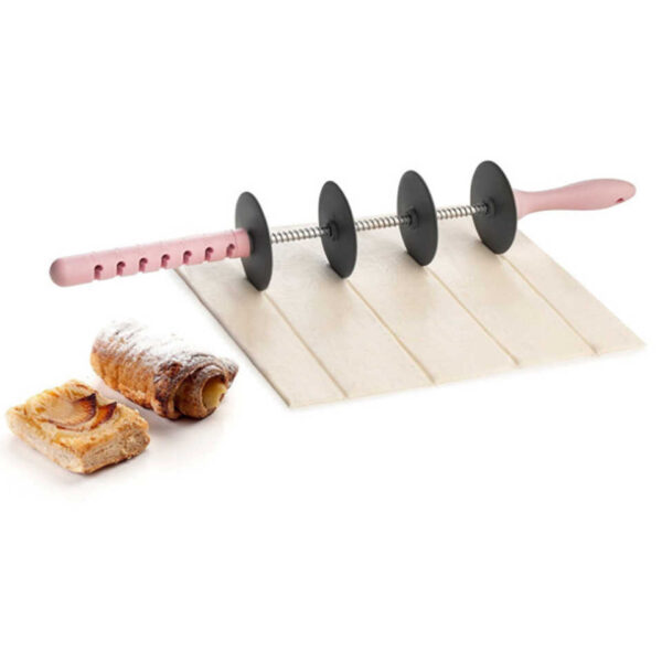 Transhome Blade Roller Adjustable Rolling Pin DIY Bread Croissant Cutter Leveler Slicer Baking Tools For Cakes 1.jpg q50 1 - Materijal : Čelik + kvalitetna plastika
Dimenzije : Minimum dužina : 35cm , Maksimum dužina : 45cm
Pakovanje ne sadrži ružičaste dodatke za raviole!