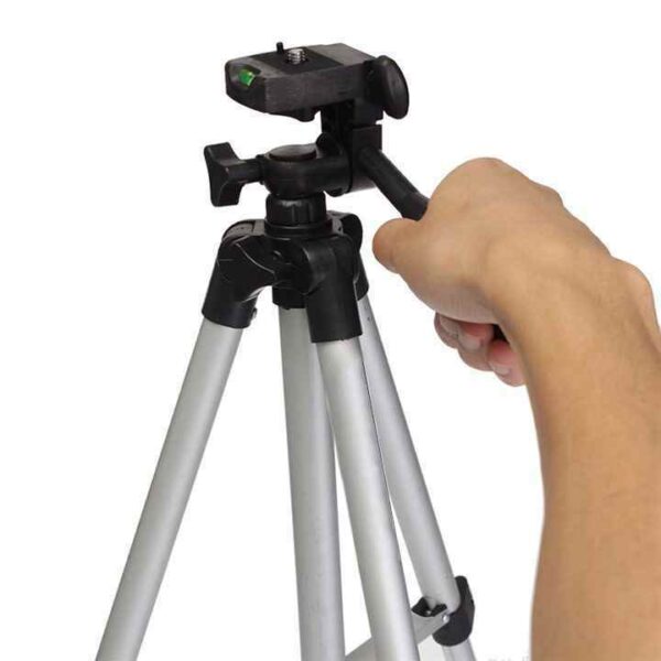 Tripod 3110 7 - Tripod 3110 za mobilne telefone je idealan za snimanje selfija i grupnih fotografija kada se koristi tajmer. Na ovaj stativ možete postaviti i kameru i svoj mobilni telefon, jer u pakovanju dolazi i držač. Nožice su napravljene od aluminijuma. Poseduje ručicu za podešavanje visine centralnog stuba. Maksimalna visina tripoda je 105 cm.