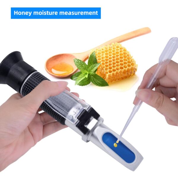 Yieryi Hand Held 10 30 Water Honey Refractometer With Calibration ATC Refractometer Honey Moisture Meter With - Refraktometar ATC Be 38-43 Brix 58-90% Voda 12-27% Refraktometar za med je optički uredjaj namenjen za merenje količine šećera u medu (Brix koncentracija šečera), merenje procenta vode (WATER skala) u medu, kao i za merenje gustinu meda, odnosno njegove specifične težine. Preciznost merenja: -0 ,5% Brix -0 ,5% ° Be’ -1% voda Radna temperatura (temperatura baždarenja) refraktometra je 20° C Uputstvo za koriscenje Refraktometra: -Podici plasticno okno sa prizme refraktometra i nakapati nekoliko kapi uzorka -Spustiti plasticno okno na staklenu prizmu tako da ispod ne ostanu mehurici vazduha -Okular refraktometra prisloniti na oko, gledati kroz okular u pravcu izvora svetlosti i ocitati vrednost predstavljenu na skali sa podeocima -Skala je postavljena tako da se na njoj direktno ocitava ugao prelamanja svetlosti (refrakcije) u vidu tamnog i svetlog polja -Presek izmedju ova dva polja prdstavlja rezultat -Posle svakog merenja povrsina prizme se ocisti i osusi S obzirom na to da ovaj model refraktometra poseduje ATC (Automatsku Temnperaturnu Kompenzaciju), idealan je za terensku upotrebu gde temperature konstantno variraju Prednost koriscenja ovakvih refraktometara je mogucnost direktnog ocitavanja vrednosti sadrzaja uzorka na terenu, i mogucnost brzog odredjivanja veceg broja uzoraka Kalibracija refraktometra vrsi se destilovanom vodom tako sto se vrednost na skali sa podeocima podesava na 0. Sadrzaj pakovanja: -Refraktometar -Krpica za ciscenje -Srafciger -Pipeta