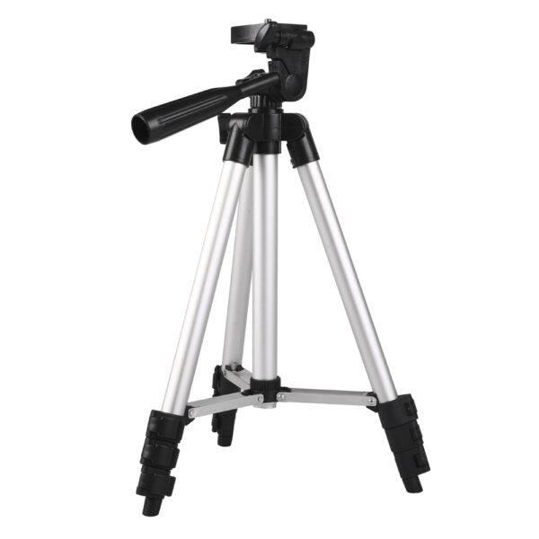 bb2f3a2d40e2b11dc61ba04ae6f8af1e - Tripod 3110 za mobilne telefone je idealan za snimanje selfija i grupnih fotografija kada se koristi tajmer. Na ovaj stativ možete postaviti i kameru i svoj mobilni telefon, jer u pakovanju dolazi i držač. Nožice su napravljene od aluminijuma. Poseduje ručicu za podešavanje visine centralnog stuba. Maksimalna visina tripoda je 105 cm.