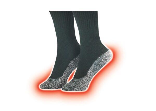 carape za cirkulaciju 1 - Odlične kada je hladnije vreme, odražavaju vašu toplotu tela i greju vas u bilo kojim vremenskim uslovima Utkane aluminizovane niti u pletenoj tkanini, mekana na dodir Dovoljno tanke da mogu da se nose ispod običnih čarapa i dovoljno su jake da možete nositi i samo njih Lagan i fleksibilan materijal koji zadržava temperaturu Znojenje je svedeno na minimum, tako da će vaša stopala biti suva i topla Unisex, mogu ih nositi muškarci i žene Velicina je univerzalna Materijal: 91% poliester 9% aluminijumskim vlakna Kada temperatura krene da pada, nemojte da vas to pokoleba u nameri da izađete napolje. Sa ovim čarapama za cirkulaciju vaša stopala će biti topla i zadržati temperaturu, čak i kada je napolju debeli munus!