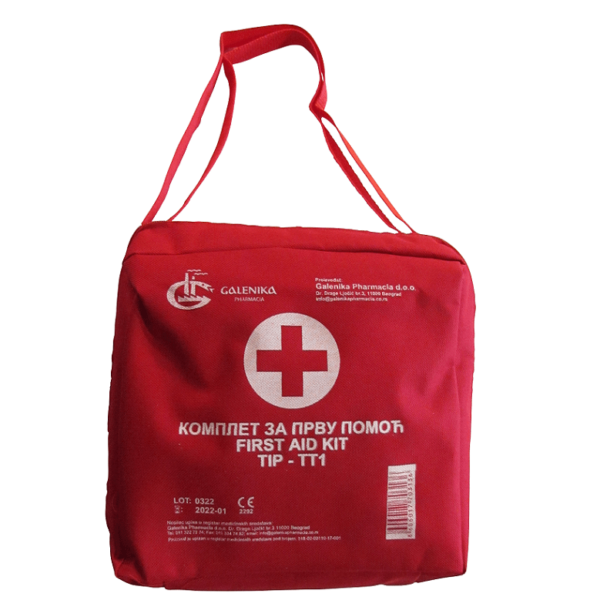 firat aid kit TIP TT1 CRVENA 1 - Komplet za pružanje prve pomoći – prenosiva sanitetska torba i punjenje sa osnovnim sadržajem za pružanje prve pomoći. Prema Zakonu o bezbednosti i zdravlju na radu i Pravilniku o pružanju prve pomoći iz 2017. osnovno punjenje za prenosivu sanitetsku torbu TT1 sadrži: 1) Sterilna kompresa od gaze – pojedinačno pakovanje 10 x 10 cm (5 kom) 2) Sterilna gaza po ¼ m – pojedinačno pakovanje 80 x 25 cm (5 kom) 3) Sterilna gaza po ½ m – pojedinačno pakovanje 80 x 50 cm (5 kom) 4) Sterilna gaza po 1 m – pojedinačno pakovanje po 80 x 100 cm (5 kom) 5) Kaliko zavoj 10 cm x 5 m (5 kom) 6) Kaliko zavoj 8 cm x 5 m (5 kom) 7) Lepljivi flaster na koturu 2,5 cm x 5 m (2 kom) 8) Lepljivi flaster sa jastučićem (adhezivni zavojni materijal 1 kutija) 9) Trougla marama 100 x 100 x 140 cm (5 kom) 10) Igla sigurnica (5 kom) 11) Makaze sa zaobljenim vrhom 12) Rukavice za jednokratnu upotrebu, par (5 kom) 13) Pamučna vata, 100 gr (2 kom) 14) Nejodno antiseptičko sredstvo za kožu 100 ml (1 kom) 15) Specifikacija sadržaja (1 kom) 16) Uputstvo (1 kom, po prilogu 1) 17) Torbica