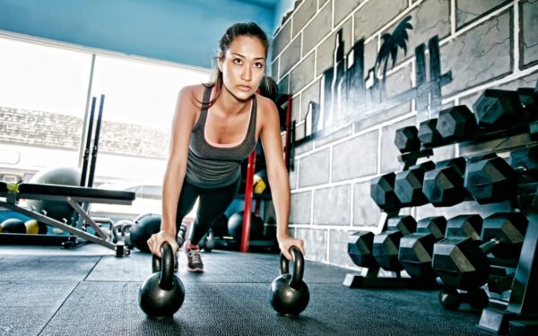 kettle 1 trans NvBQzQNjv4Bqeo i u9APj8RuoebjoAHt0k9u7HhRJvuo ZLenGRumA - Kettlebell čelični teg obložen vinilom. Nezamenljivi fitness rekvizit kojim, pored izgradnje mišićne mase i eksplozivne snage, postićete i efekat cardio treninga. Poznat još i kao girja i rusko zvono.  