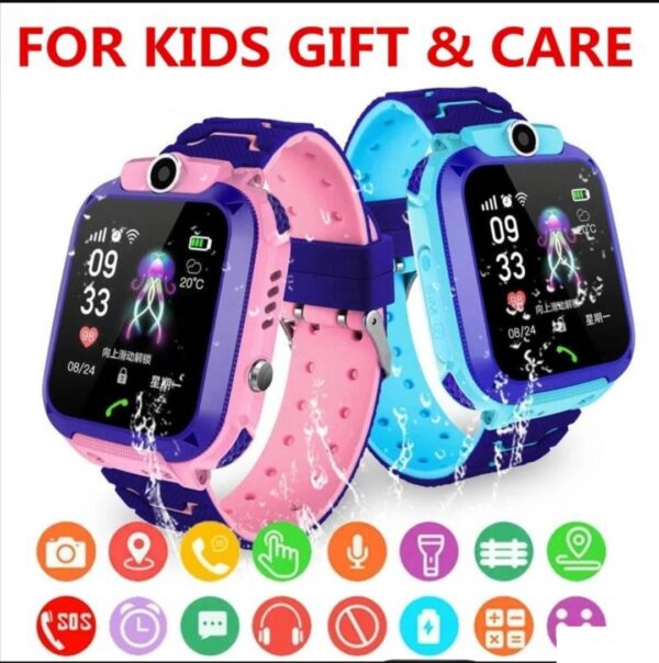 130167697 61dd236087b703 155500461641882458779 - Smart watch LBS deciji pametni sat telefon Q12 LBSOtporan na blago kvasenje Najbolji Smart sat za decuPoseduje kameru, lampu i displej visoke rezolucije osetljiv na dodirPoseduje LBS cip što ga uvrstava u veoma precizne uredaje za pracenje. Izraden je od veoma kvalitetne plastike, a kajš od silikona prijatnog za ruku i ne izaziva iritaciju kože deteta. Q12 vam omogucava pracenje, nadgledanje i lociranje vašeg deteta u slucaju da se izgubi! Putem aplikacije na vašem telefonu cete primati sve informacije za kretanje , putanju i lokaciju vaših najmilijih kada nisu sa vama. Dugme na satu poziva memorisane brojeve (npr. mame i tate) i uspostavlja komunikaciju izmedu vas i deteta. Specifikacija: