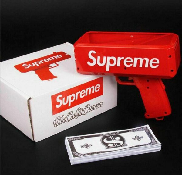 68dd974fba3f6fcec4a5e9834f - Supreme cash cannon igracka koja izbacuje "novac" Mogu stati sve novacince sirine 7,5cm i duzine 15cm Radi na baterijeU paketu dobijate 90 supreme novcanica.