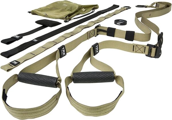 71aiZH7BqIL. AC UF1000 1000 QL80 - Lagani i jaki TRX komplet za vešanje dolazi sa Tactical Gim Suspension Trainer trakom, sidrom za vrata, sidrom za vešanje, TRX Kstenderom, mrežastim rancem i pristupom aplikaciji TRX Training Club. TRX Tactical Gim je naš najizdržljiviji komplet za trenažere sa trakama i vešanjem za najekstremnije uslove.