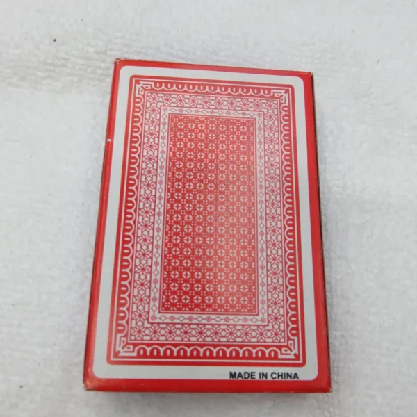 8u09jihwkl - Svaki paket dolazi sa 2 špila igrajućih karata regularne veličine i 6 kockica.