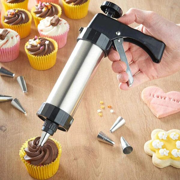 Cookie Press Gun Kit Stainless Steel Cake Cream Decorating Gun Set DIY Manual Churros Maker Machine 1 6ad91c78 c5cc 430f 8227 c6169aae507c - Pistolj za dekoraciju torti i kolacaSa njim mozete praviti i keks Pistolj ima 8 mlaznica za ukrasavanje torti i 13 šablona za rezanje keksa od nerđajućeg čelikaPištolj za dekoraciju ima podesivi okidač za potpunuVeoma je jednostavan i lak za upotrebuDuzina(ukupna) dekorativnog pistolja je 23cm