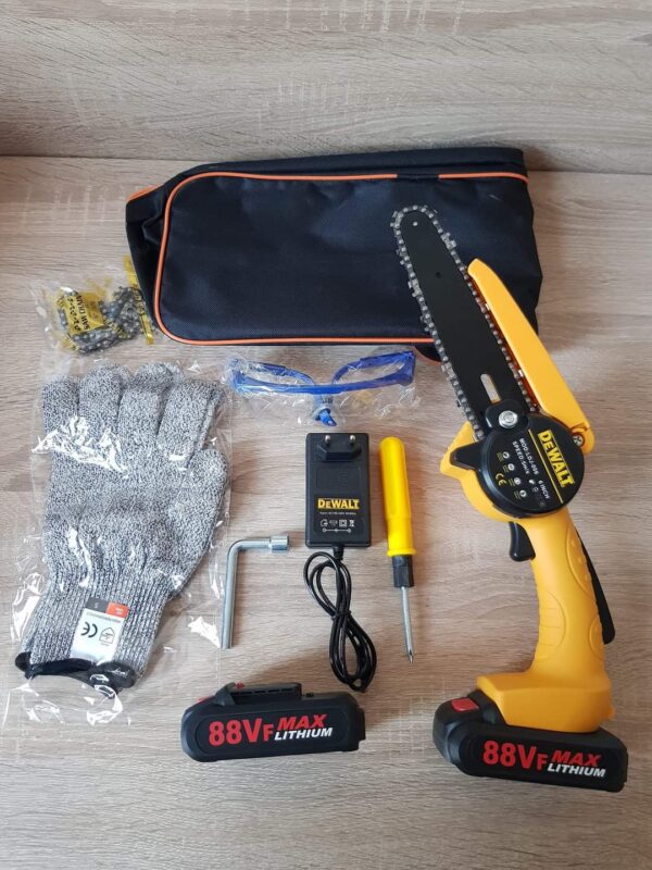 FB IMG 1678030579421 4d05faca 6e0b 485b 98fd f9d78f243770 - Dewalt Aku testera 48v sa dve baterije i priborTestera za secenje drveta obrezivanje i secu vocka, lagana i prenosiva. lagano telo male velicine moze se drzati jednom rukomSpecifikacijeBaterija- Litijumska baterija 88v 6ahbrzina lanca 5m/sRezni deo oko 17cmKompret sadrzi2 x baterijeRezervni lanacZastitne rukavice otporne na prosecanje Zastitne naocarePunjacAlat za namestanje maca i lancaTorba za nosenje