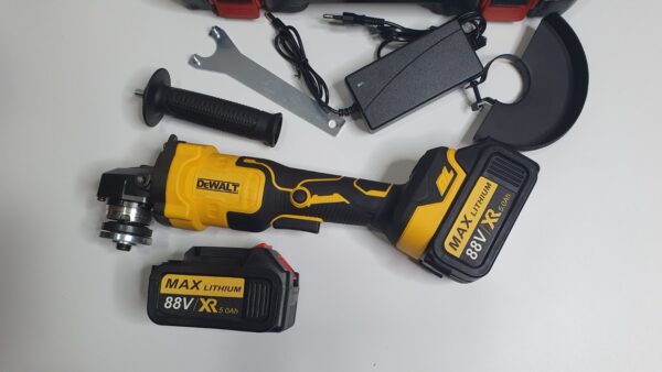 IMG afe83fea2725b05a1f53668f183a55d0 V - Aku brusilica Dewalt 900wKvalitetna aku brusilica Dewalt. Dolazi u kompletu sa dve baterije 88v i punjačem, zapakovana u kofer. Dimenzije ploče za rezanje 115 i 125mmSnaga 900W