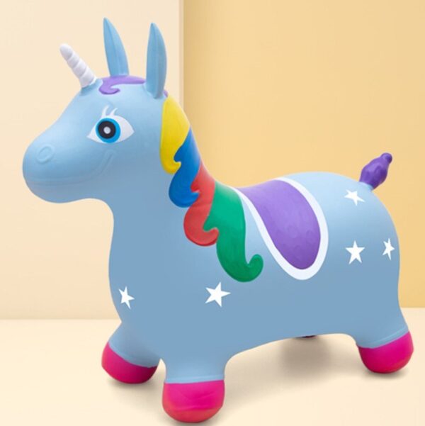 Inflatable Kids Toys Jumping Unicorn Horse Hopper Ride on Bouncy Animal Toy - Jednorozi su posebno zanimljivi i voljeni od strane dece, stoga im poklonite ovu igračku i obradujte ih.Neka se vaši mališani zabave i utonu u neki čarobni svet mašte sa svojim vršnjacima i omiljenim jednorogom.Ova igračka će brzo postati još jedan nezamenljivi komad za igru u vašem domu.Jednorog je potpuno bezbedan za decu i vrlo je praktična za upotrebu.Izrađen je od materijala koji će im prilikom sedenja omogućiti efekat jahanja .Na taj način vaši će mališani aktivirati mišiće, pokrenuti se i zabaviti.