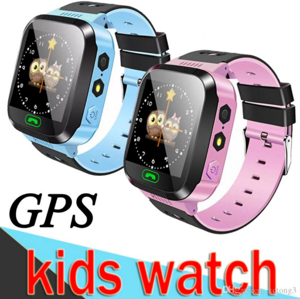 Sat pametni deciji smartwatch telefon GPS Q528 1 - Deciji smart sat  Q528- GPS sat - Pametan sat GPS Smartwatch Q528 dečji sat lokatorNajbolji Gps sat za decu Poseduje kameru, lampu i displej visoke rezolucije osetljiv na dodirDecji smart sat - lokator Q528 je jedan od najpouzdanijih i najkompletnijih decjih satova za pracenje. Poseduje GPS cip što ga uvrstava u veoma precizne uredaje za pracenje. Izraden je od veoma kvalitetne plastike, a kajš od silikona prijatnog za ruku i ne izaziva iritaciju kože deteta. Q528 vam omogucava pracenje, nadgledanje i lociranje vašeg deteta u slucaju da se izgubi! Putem aplikacije na vašem telefonu cete primati sve informacije za kretanje , putanju i lokaciju vaših najmilijih kada nisu sa vama. Dugme na satu poziva memorisane brojeve (npr. mame i tate) i uspostavlja komunikaciju izmedu vas i deteta.