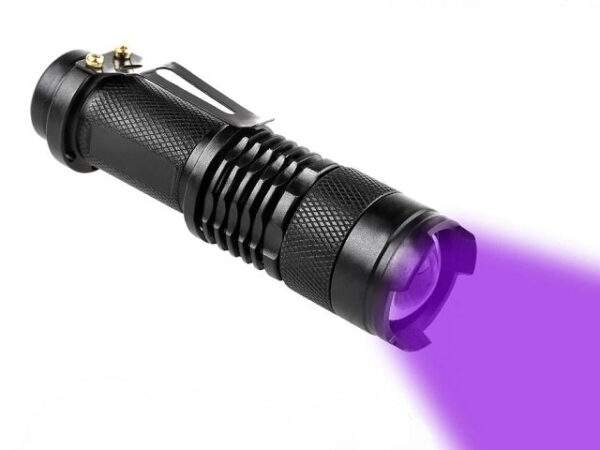 UV Flashlight Ultraviolet - Uv baterijska lampa podogna za provera novcanica ili dokumenata proveru klimeproveru tepiha pronalazenje mineralaza noćni lov na divljač ili airsoft.