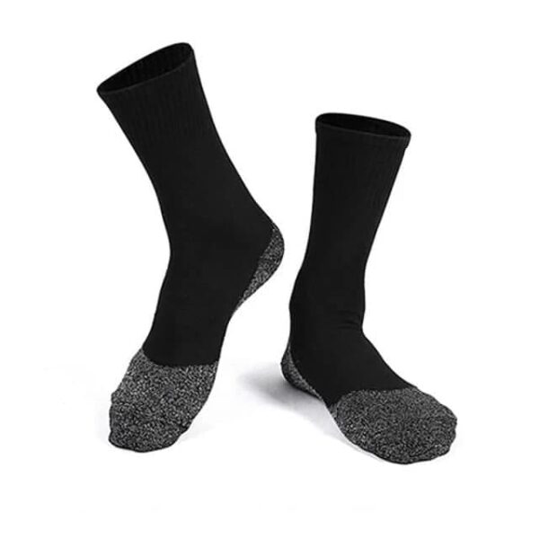 carape sa alu vlaknima za bolju cirkulaciju 654219 - Čarape sa ALU vlaknima za bolju cirkulaciju
</p></noscript> Čarape sa aluminijumskim vlaknima pružaju prijatan osećaj topline i vrhunsku udobnost. One su fine, tanke i lagane i izuzetno pomažu kod problema sa lošom cirkulacijom u nogama. Međutim, ne zahvaljujući debljini koja bi vas sprečila da ih nosite u običnoj obući, već zahvaljujući ALU vlaknima.
</p> Odlične kada je hladnije vreme, odražavaju vašu toplotu tela i greju vas u bilo kojim vremenskim uslovima
</p> Utkane aluminizovane niti u pletenoj tkanini, mekana na dodir
</p> Dovoljno tanke da mogu da se nose ispod običnih čarapa i dovoljno su jake da možete nositi i samo njih
</p> Lagan i fleksibilan materijal koji zadržava temperaturu
</p> Znojenje je svedeno na minimum, tako da će vaša stopala biti suva i topla
</p> Unisex, mogu ih nositi muškarci i žene
</p> Velicina je univerzalna
</p> Kada temperatura krene da pada, nemojte da vas to pokoleba u nameri da izađete napolje. Sa ovim čarapama za cirkulaciju vaša stopala će biti topla i zadržati temperaturu, čak i kada je napolju debeli munus
</p> Naročito su pogodne za dijabetičare i ljude sa lošom cirkulacijom ili sa osetljivim stopalima obzirom da ne funkcionišu po principu kompresije. Takođe, važno je napomenuti da ove čarape nemaju šavove vać su istkane u jednom komadu. Elastične su i prilagodljive svakom stopalu bez obzira na njegovu veličinu. Po modelu spadaju u unisex kategoriju, tanke su i lagane.
</p> 100% prirodno, sigurno, netoksično, ne sadrži ostatke hemikalija ili pesticida.
</p> Anti-bakterijsko dejstvo
</p> Otklanja bakterije koje prouzrokuju neprijatan miris i gljivice odgovorne za “atletsko stopalo”.
</p> Termo-regulatorsko dejstvo
</p> I leti i zimi je u ovim čarapama sveže i toplo – bez pregrevanja!
</p> Anti-statičko dejstvo
</p> Velika provodljivost toplote i elektriciteta.
</p> Kontrola neprijatnih mirisa
</p> Neutrališe amonijak, denaturisane proteine i sprečava razmnožavanje bakterija.
</p> Hidratacija kože
</p> Pozitivno utiču na vlažnost kože.
</p> Veličina čarapa je univerzalna i dolaze u paru u crnoj boji.
</p> Održavanje: peru se ručno ili u mašini na nižoj temperaturi.
</p>