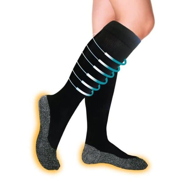 carape sa alu vlaknima za bolju cirkulaciju do kolena 957985 - ČARAPE sa ALU vlaknima za bolju CIRKULACIJU
Duži model do kolena
Veličina čarapa je univerzalna i dolaze u paru u crnoj boji.
Čarape sa aluminijumskim vlaknima pružaju prijatan osećaj topline i vrhunsku udobnost. One su fine, tanke i lagane i izuzetno pomažu kod problema sa lošom cirkulacijom u nogama. Međutim, ne zahvaljujući debljini koja bi vas sprečila da ih nosite u običnoj obući, već zahvaljujući ALU vlaknima.
</p> Problem hladnih nogu do sada je podrazumevao da navučete nekoliko pari čarapa. Ili jedne toliko debele da vam onemogućuju da obujete cipele koje inače nosite. Ove čarape sa ALU vlaknima su, između ostalog, baš zato sjajne. One nisu ništa deblje od običnih pamučnih čarapa, a ipak greju nogu neuporedivo bolje od običnih.
</p> Čarape sa ALU vlaknima deluju tako što prijatno greju nogu i zato su one idealne za sve one koji imaju problema sa perifernom cirkulacijom, pa čak i za dijabetičare kojima su stopala izuzetno hladna i osetljiva. A kako hladnoća obično potiče od hladnih nogu, ukoliko njih dobro zagrejete zagrejaćete i celo telo.
</p> Naročito su pogodne za dijabetičare i ljude sa lošom cirkulacijom ili sa osetljivim stopalima obzirom da ne funkcionišu po principu kompresije. Takođe, važno je napomenuti da ove čarape nemaju šavove vać su istkane u jednom komadu. Elastične su i prilagodljive svakom stopalu bez obzira na njegovu veličinu. Po modelu spadaju u unisex kategoriju, tanke su i lagane.
</p> Ima li ALUMINIJUM još neku ulogu?
</p> Osim što reguliše temperaturu, on ima i anti-bakterijsko dejstvo. Dobar je za sprečavanje žuljeva, kurjih očiju, urastanje noktiju. To je takođe još jedan od razloga zašto dijabetičari koji se susreću sa ovim tegobama treba da ih nose. A dodatna prednost im je i to što na vrhu nemaju šav koji steže i koji bi sprečio dovoljan dotok krvi do stopala.
</p> Međutim, čarape sa ALU vlaknima mogu nositi ne samo oni koji imaju problema sa cirkulacijom, već i svi ostali. One su odlične za sve one koji se bave ekstremnim sportovima, planinarenjem, skijanjem ili su na bilo koji drugi način često izloženi niskim temperaturama. Savršene su za skijaške sportove i šetnju po snegu, pravljenje sneška i čišćenje snega ispred kuće. Bez obzira koliko dugo ste na snegu, vaše noge će ostati suve i tople.
</p> </p> Peru se baš kao i sve druge čarape: u mašini, na nižim temperaturama. Nemojte ih peglati jer toplota može uništiti aluminijumska svojstva.
</p> 100% prirodno, sigurno, netoksično, ne sadrži ostatke hemikalija ili pesticida.
</p> Anti-bakterijsko dejstvo
</p> Otklanja bakterije koje prouzrokuju neprijatan miris i gljivice odgovorne za “atletsko stopalo”.
</p> Termo-regulatorsko dejstvo
</p> I leti i zimi je u ovim čarapama sveže i toplo – bez pregrevanja!
</p> Anti-statičko dejstvo
</p> Velika provodljivost toplote i elektriciteta.
</p> Kontrola neprijatnih mirisa
</p> Neutrališe amonijak, denaturisane proteine i sprečava razmnožavanje bakterija.
</p> Hidratacija kože
</p> Pozitivno utiču na vlažnost kože.
</p> Veličina čarapa je univerzalna i dolaze u paru u crnoj boji.
</p> Održavanje: peru se ručno ili u mašini na nižoj temperaturi.
</p>