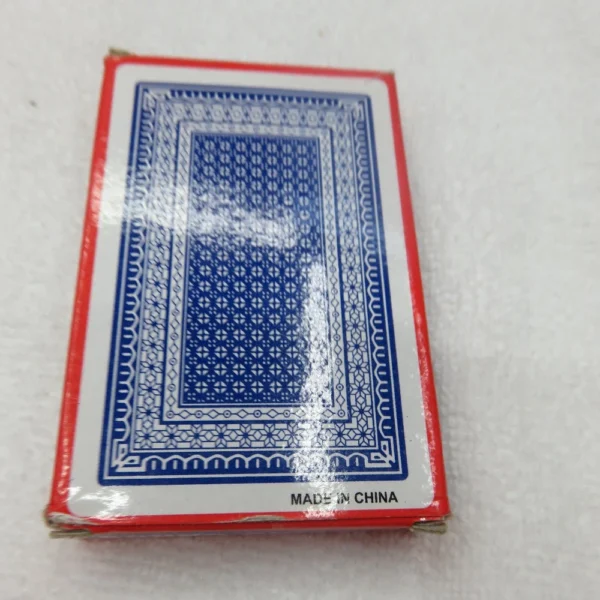 - Svaki paket dolazi sa 2 špila igrajućih karata regularne veličine i 6 kockica.