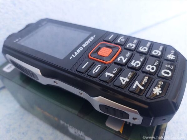 land rover q6 mobilni telefon 2 sim 20 000mah 5425642182362 71800934367 - Telefon koji se zbog svoje velicine i glasnoce preporucuje osobama koje slabije čuju ili vide, kao i svima koji rade u ekstremnim uslovima.
Radi na svim mrezama
Ima odlican signal i jaku bateriju
Sa svoje 2 led lampe moze se koristiti kao baterijska lampa
FM prijemnik i jak zvucnik daju mogucnost slusanja radija bilo gde / radi kao tranzistor
Prima 2 kartice, plus slot za memorijsku karticu
Punjiva baterija: 20000 mAh
FM radio sa većim zvučnikom
Led lampa x 2 dometa do 10m
Power bank funkcija – moze puniti druge telefone
Kamera
Diktafon
Audio/Video player
Igrice
Baterija obezbedjuje dug rad vise dana sa samo jednim punjenjem
Dimenzije: 15 x 5 x 2cm