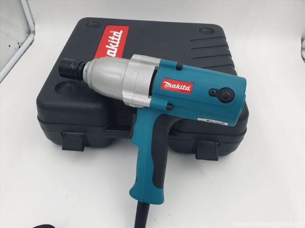 makita elektricni udarni odvijac 400w 5425636807392 71796425525 8c0d7f5c 1a14 4eff b103 1c28c00dd00c - Elektricni udarni odvijac Makita 1/2jakefikasanvrlo čvrsta konstrukcijakompaktan, ergonomski dizajntip zatvarača: pola colanapajanje: 220 VJacina 400wno 1700r/min1900r/min