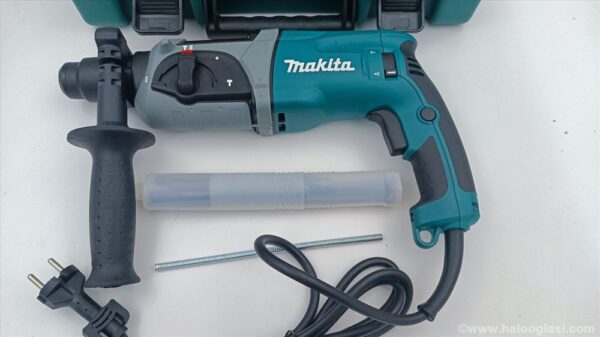 makita hilti hamer busilica 780w hr2470 5425641641107 71799265612 - Elektro pneumatski čekić Makita3 radna režima – rotacija, rotacija sa udaranjem, udaranjeBočna drška sa novim dizajnom, koristi elastomer za rukohvat koji ne kliziSnaga 780 WBroj obrtaja u praznom hodu 0 - 1.100 min-1Broj udaraca 0 - 4.500 min-1Jačina pojedinačnih udaraca 2,4 JUčinak bušenja beton ø 24 mmUčinak bušenja (krunasto svrdlo ø ) 65 mmMasa 2,9 kgSet sadrzitransportni kofergraničnik dubinebočna drškaset burgija sds+ 5komada