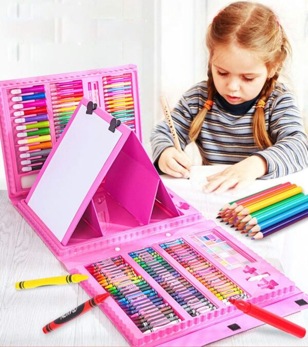 set za bojenje 208 delova sa stafelajem 669335 - Ako je vaše dete željno da stvara remek-dela likovne umetnosti i oči mu gore pri pogledu na flomastere, olovke i boje, onda mu samo treba pokloniti ovaj komplet za male kreativce!