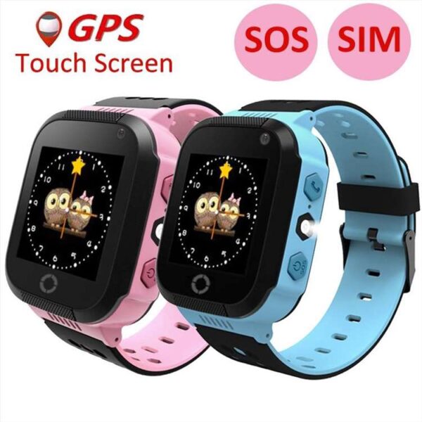 smart watch deciji pametni sat telefon q528 g 5425634421873 71787109603 - Deciji smart sat  Q528- GPS sat - Pametan sat GPS Smartwatch Q528 dečji sat lokatorNajbolji Gps sat za decu Poseduje kameru, lampu i displej visoke rezolucije osetljiv na dodirDecji smart sat - lokator Q528 je jedan od najpouzdanijih i najkompletnijih decjih satova za pracenje. Poseduje GPS cip što ga uvrstava u veoma precizne uredaje za pracenje. Izraden je od veoma kvalitetne plastike, a kajš od silikona prijatnog za ruku i ne izaziva iritaciju kože deteta. Q528 vam omogucava pracenje, nadgledanje i lociranje vašeg deteta u slucaju da se izgubi! Putem aplikacije na vašem telefonu cete primati sve informacije za kretanje , putanju i lokaciju vaših najmilijih kada nisu sa vama. Dugme na satu poziva memorisane brojeve (npr. mame i tate) i uspostavlja komunikaciju izmedu vas i deteta.