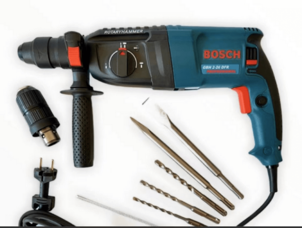 Bosch Busilica 800w 1 768x578 1 - Bušilica i Hilti BOSCH GBH 2-26 DFR nov U koferu zajedno sa drugom glavom za obicne burgije dobijate i: granicnik za dubinu bušenja 210 mm, tri burgije za beton, špic i štemajz. Karakteristike proizvoda: Nominalna snaga 800w Broj udaraca pri nominalnom broju obrtaja 0 – 4.000 min Nominalni broj obrtaja 0 – 900 min Težina 3,9 kg.