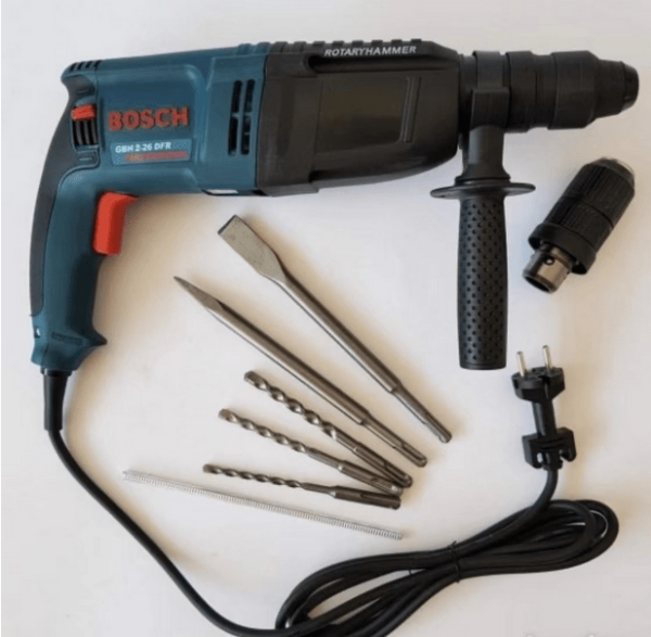 Bosch Hilti Busilica 800w 1 - Bušilica i Hilti BOSCH GBH 2-26 DFR nov U koferu zajedno sa drugom glavom za obicne burgije dobijate i: granicnik za dubinu bušenja 210 mm, tri burgije za beton, špic i štemajz. Karakteristike proizvoda: Nominalna snaga 800w Broj udaraca pri nominalnom broju obrtaja 0 – 4.000 min Nominalni broj obrtaja 0 – 900 min Težina 3,9 kg.