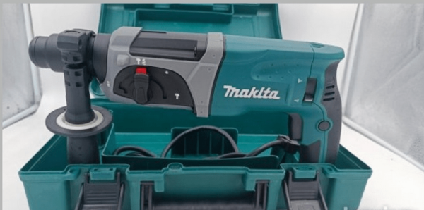 Makita hilti hamer busilica HR2470 min - Elektro pneumatski čekić Makita 3 radna režima – rotacija, rotacija sa udaranjem, udaranje Bočna drška sa novim dizajnom, koristi elastomer za rukohvat koji ne klizi Snaga 780 W