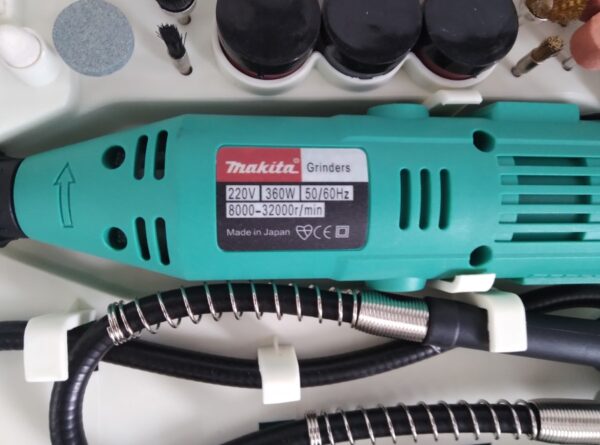 bijaks makita 360w 3 - Čeona brusilica MAKITA bijaks 360w sa priborom Regulaciju obrtaja Jacina: 360W Napon – 220V Prihvat – 3.2mm Dužina sajle – 1m Podešavanje broja obrtaja -od 8000-32000 rpm Dužina kabla – 1.5m Max. prečnik brusnog nastavka Ø 32 mm Max. kapacitet prihvata alata 6 mm Dimenzije (DxŠxV) 359 x 82 x 82 mm  